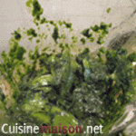 Pesto a l'ail des ours 04 mixer les feuilles Pesto a l'ail des ours Mixer les feuilles