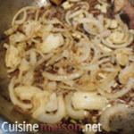Tajine de poulet aux pommes de terre Saisir les oignons